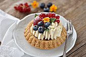 Vegan berry-almond tartlet with white chocolate-and-coconut cream