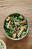 Saubohnen-Avocado-Salat mit gebratenem Halloumi