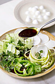 Salat mit Zucchini-Spaghetti, Gemüse und Kürbiskernöl