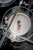 Heidelbeer-Joghurt-Törtchen auf Oreo-Keksboden
