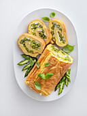 Omelettrolle mit grünem Spargel und Erbsen
