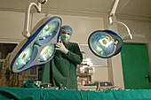 Surgeon adjusts the operating theatre lights