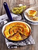 Moroccan pie mit honey and pistachios