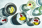 Wasser aromatisiert mit Zitronen und Beeren in verschiedenen Gläsern