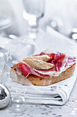 Ham on bread with foie gras (Christmas)