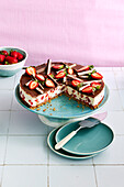 Yoghurt-and-strawberry cake with a biscuit base