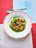 Karamellisierte Zwiebeln mit Wildkräutersud und Senfkaviar