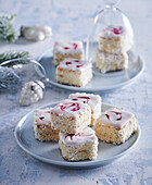 Kokosschnitten mit Marmelade und Zuckerglasur zu Weihnachten