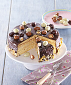 Waffel-Mandel-Torte mit Schokoladenglasur und Schokoladeneiern