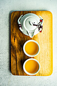 Grüner Tee in asiatischer Teekanne und Teeschälchen