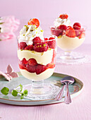 Puddingdessert mit Erdbeeren und Himbeeren