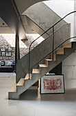 Betontreppe mit Holzverkleidung in einer Loft-Wohnung