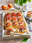 Blechkuchen mit Aprikosen und Mokka-Buttercreme