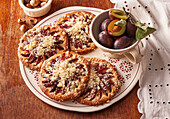 Yeast pastries with plums and crumble