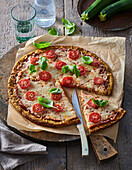 Zucchini-Blumenkohl-Pizza mit Kirschtomaten