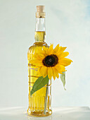 Eine Flasche Sonnenblumenöl
