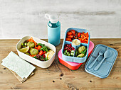 Lunchboxen mit Falafel und Gemüse