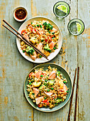 Lachs-Stirfry mit Gemüse und Reis (Asien)