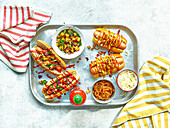 Tropische vegane Hot Dogs, Hot Dogs nach NYC-Art mit Street-Cart-Zwiebeln