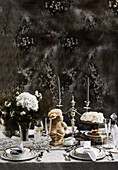 Festlich gedeckter Tisch mit silbbernem Kerzenständer und Büste