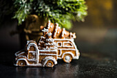 Weihnachtliches Lebkuchengebäck in Form von Auto und LKW