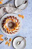 Traditioneller Bundt Cake mit Zuckerguss und Orangen