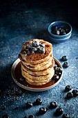 Chocolate Chip Pancakes mit Blaubeeren, Ahornsirup und Puderzucker