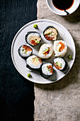 Sushi mit Lachs, Omelett und Avocado dazu Wasabi und Sojasauce