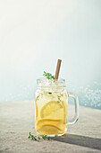 Sommergetränk mit Zitrone und Thymian