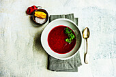 Gesunde Rote-Bete-Cremesuppe mit Chili und Petersilie