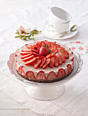 Non-baked cheesecake with strawberries