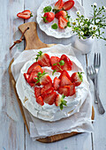 Meringue Pavlova with strawberries