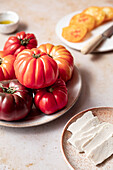 Heirloom-Tomaten und veganer Mozzarellaersatz