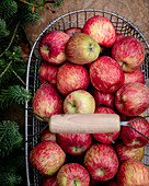 Äpfel in einem Drahtkorb