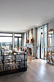 Glaskonsole mit Weihnachtsdekoration in elegantem Wohnraum