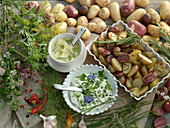 Gebackene Rosmarinkartoffeln mit Knoblauch-Mayonnaise und Creme-Fraiche-Kräuter-Dip