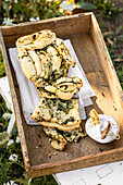 Kräuter-Zupfbrot auf Holztablett fürs Picknick