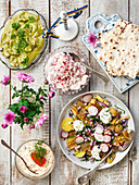 Eingemachte Zucchini, Kartoffelsalat, Dip mit Rogen und Fladenbrot