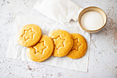 Dalgona biscuits made with caramelised sugar and baking powder (vegan)