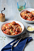 Spaghetti mit veganen Bällchen, Tomatensauce, Käseersatz und Petersilie