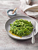 Green risotto with peas and sugersnaps
