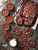 Schokoladenkekse, Schokosmoothie, Brownies mit Schokoladencreme und Meersalz (vegan)