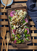 Salat mit Brokkoli, Ringelbete, Kohl, Algen und  schwarzem Sesam