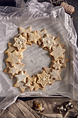 Wreath made of star-shaped cookies