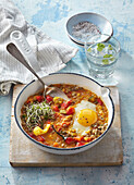 Bell peppers and lentil pan with fried egg