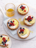Non-baked tartlets with lime cream