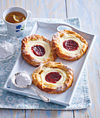 Small cakes with jam