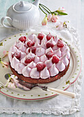 Strawberry cake with meringues