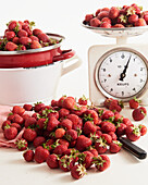 Frische Erdbeeren und Küchenwaage
