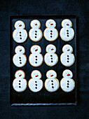 Simple snowman-shaped butter biscuits